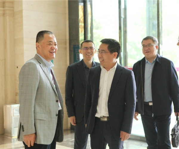商务部国家茧丝绸协调办公室副司长陈平，河池市委常委、副市长杜际鹏莅临调研指导