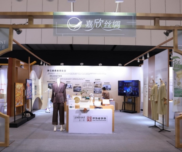 云顶集团官方网站丝绸亮相首届浙江省历史经典产业展