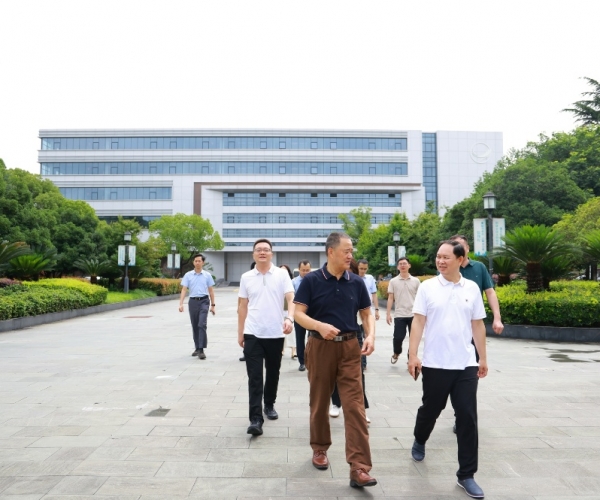 河池市领导赴嘉兴调研云顶集团官方网站丝绸 共商高端丝绸项目落地大计